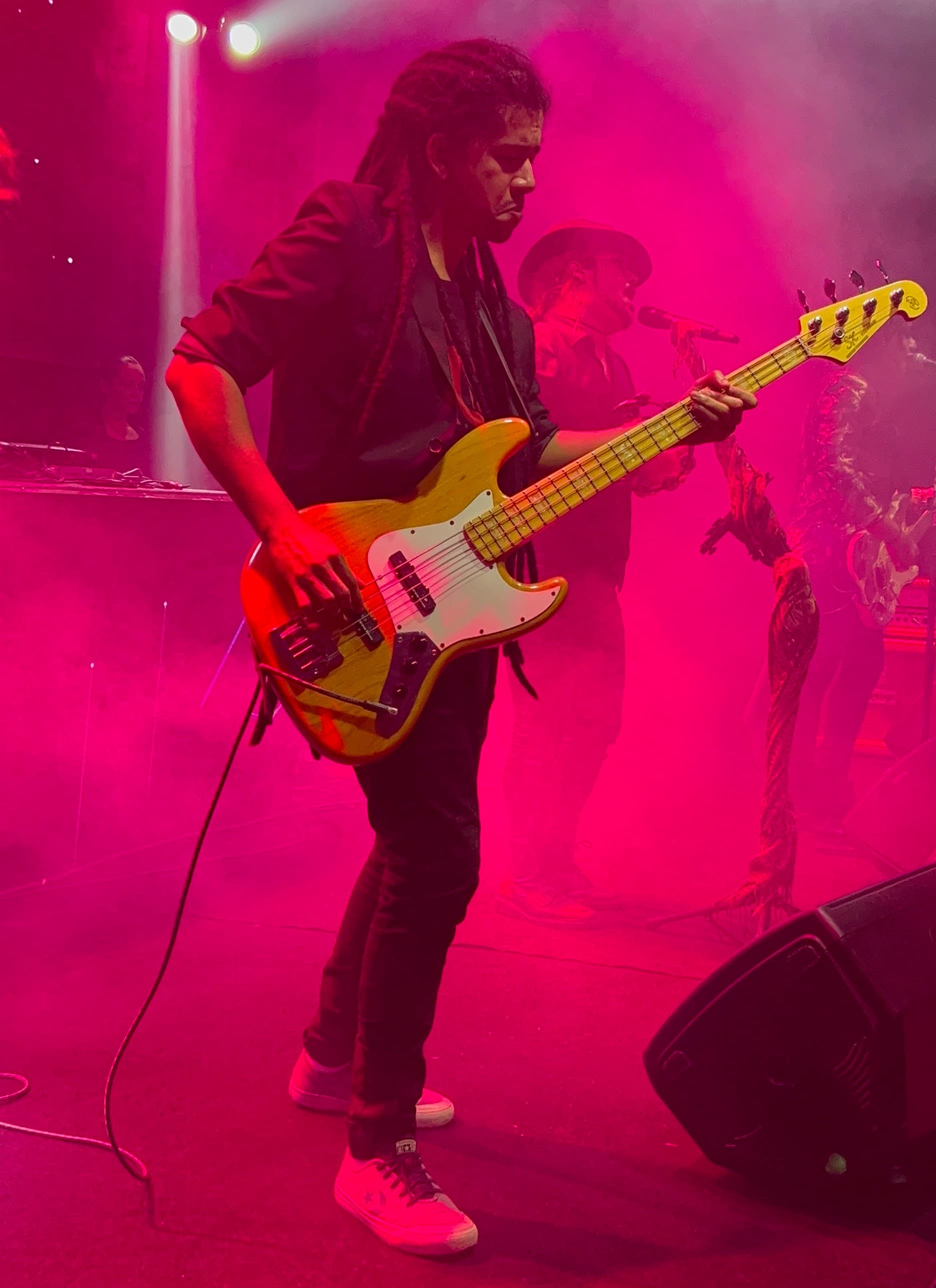 Foto de Yago tocando contrabaixo